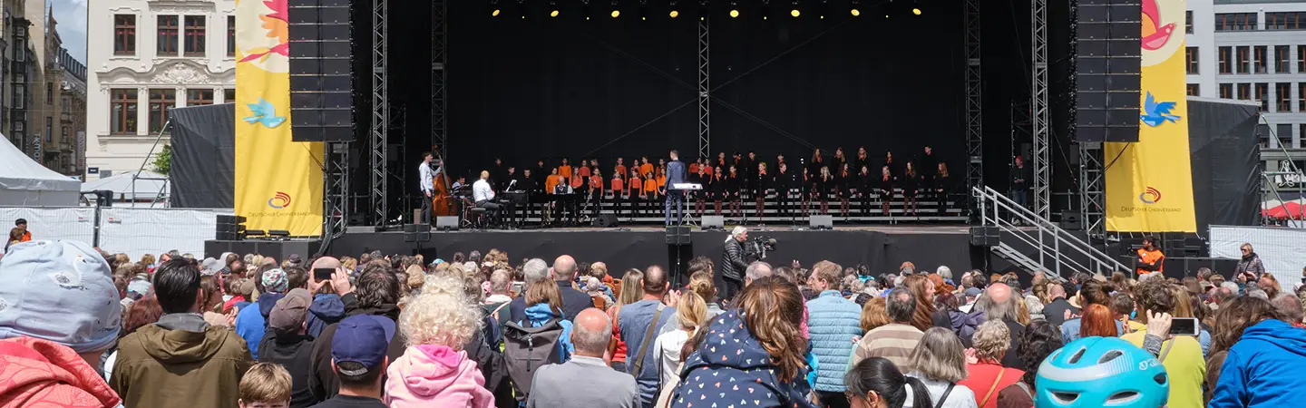 Foto der Chorfestbühne mit Publikum davor