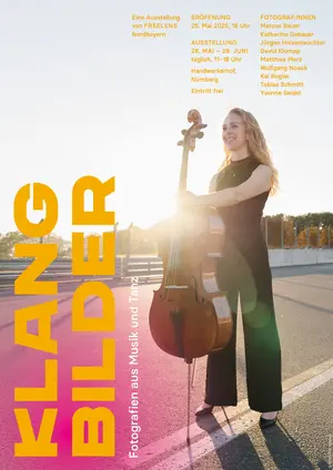 Eine Frau mit einem Cello steht auf einer asphaltierten Straße. Von hinten scheint Sonne. Auf dem Bild befindet sich Schrift zu den Eckdaten der Ausstellung Klangbilder